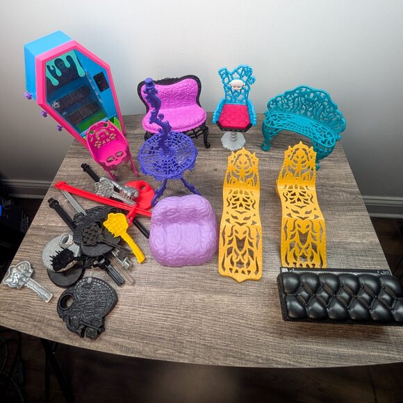 Lot of Vintage and Modern Monster High Furniture Pieces with Stands - Picture 1 of 7